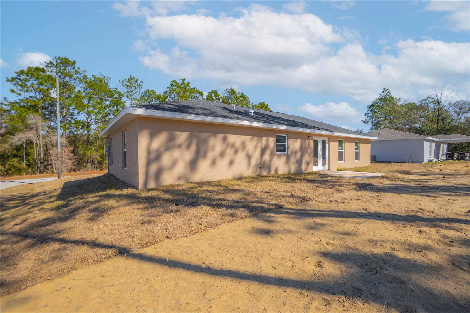 Listing photo id 24 for 2438 Vespero Street