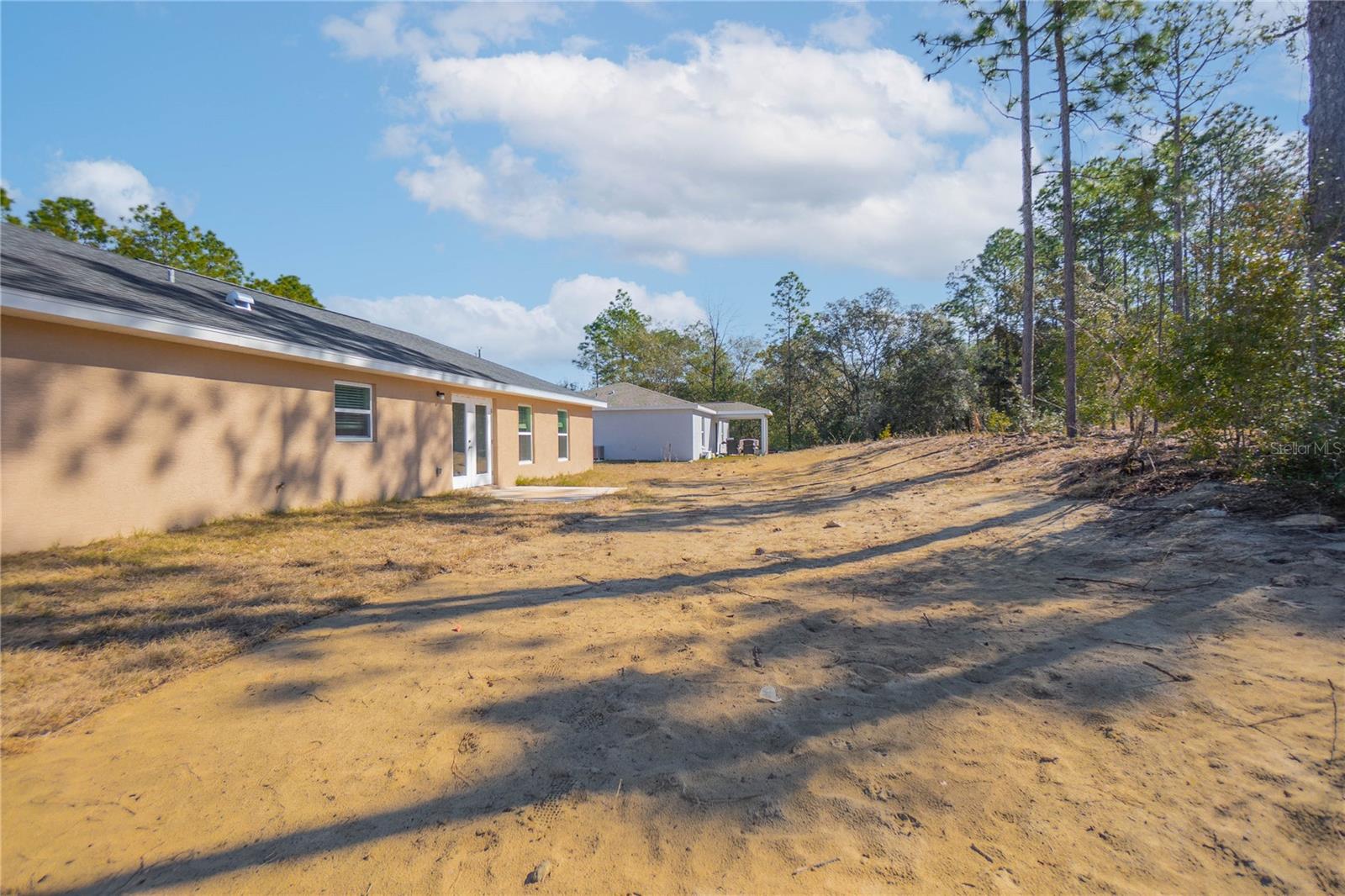 Listing photo id 25 for 2438 Vespero Street