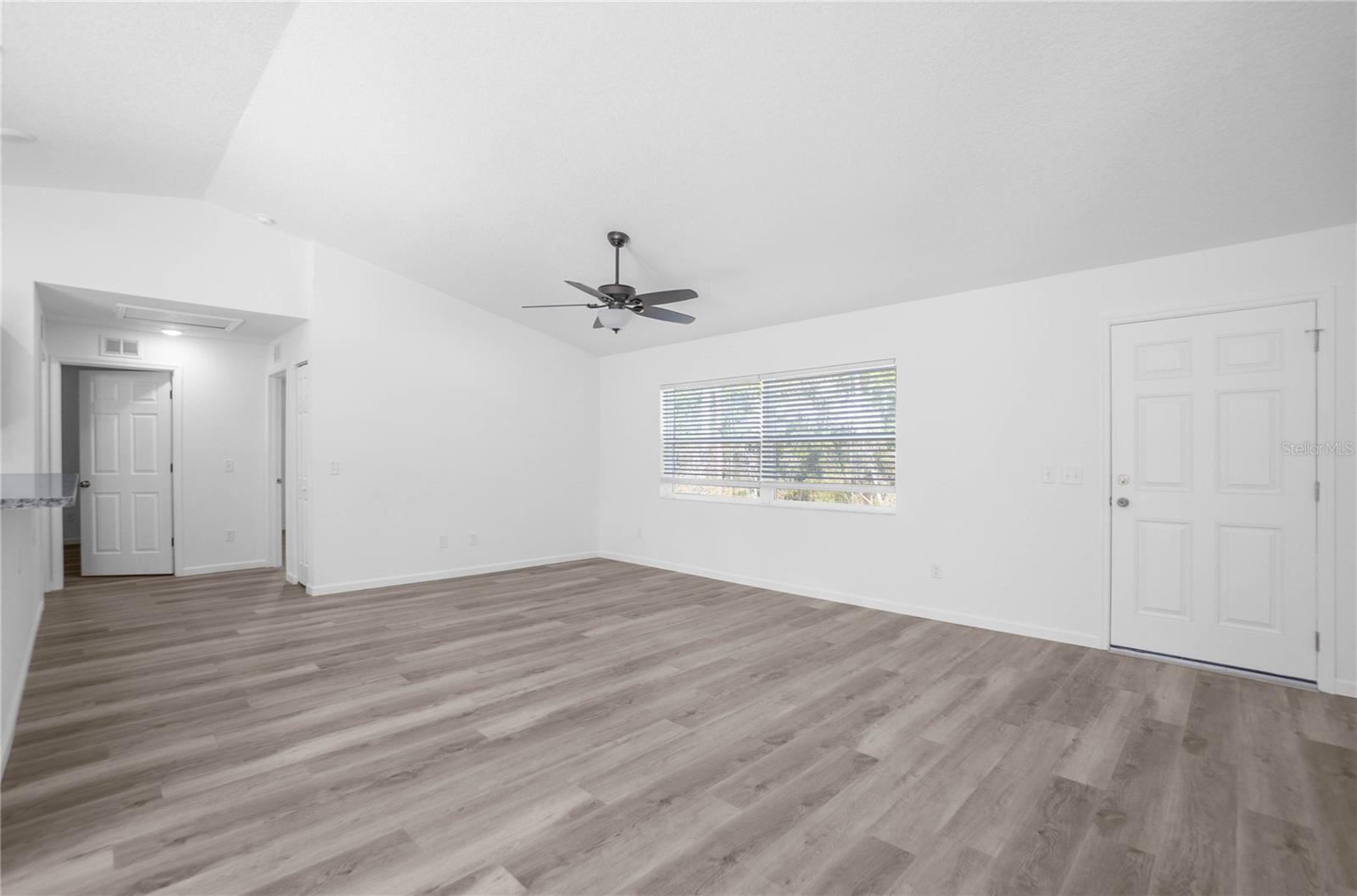 Listing photo id 3 for 2438 Vespero Street