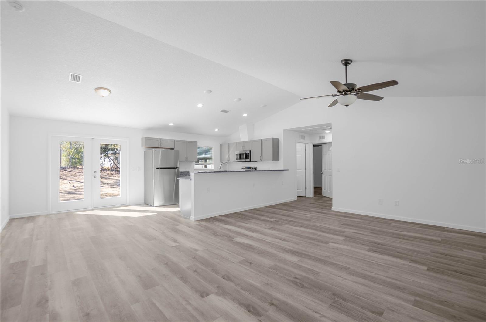 Listing photo id 4 for 2438 Vespero Street