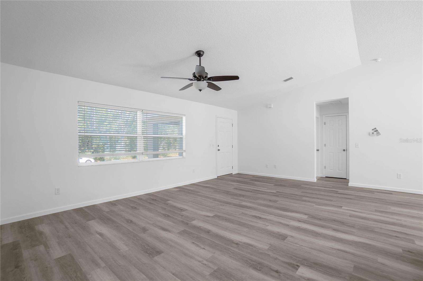 Listing photo id 5 for 2438 Vespero Street