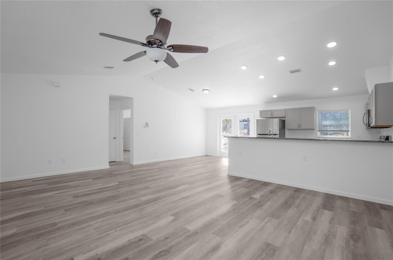 Listing photo id 6 for 2438 Vespero Street