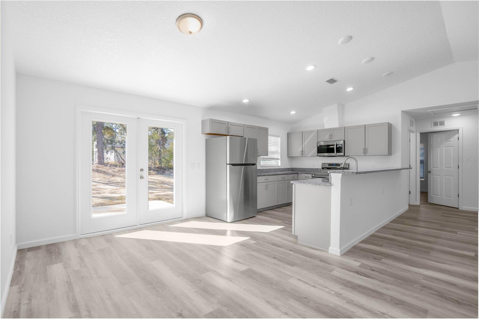 Listing photo id 7 for 2438 Vespero Street