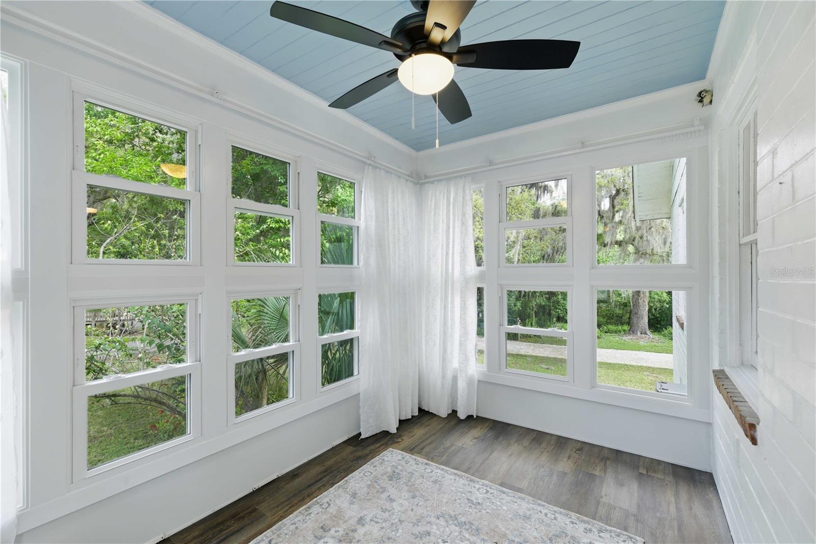 Image 4 of 40 For 923 2nd Street