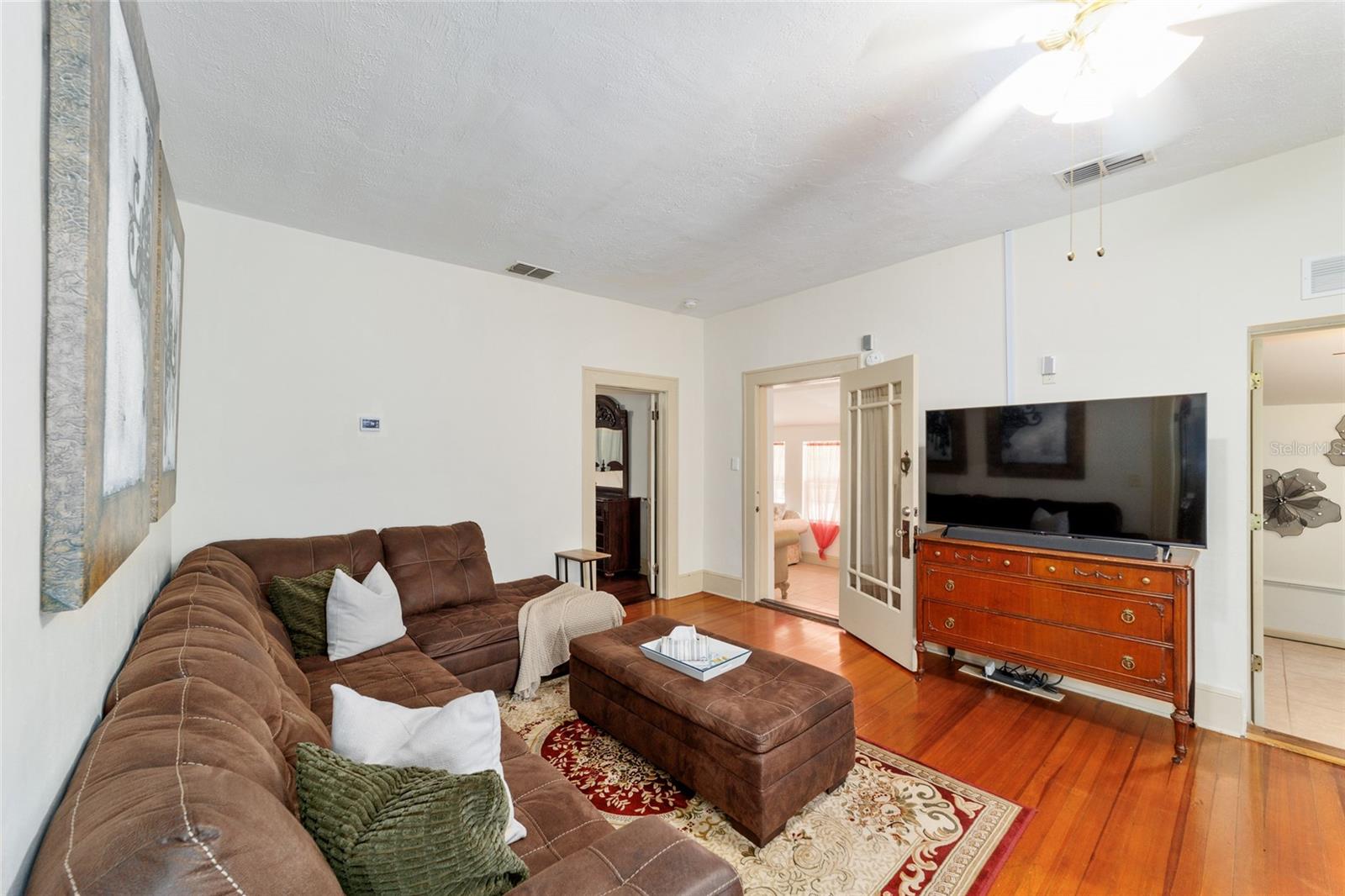 Image 23 of 51 For 20693 Walnut Street