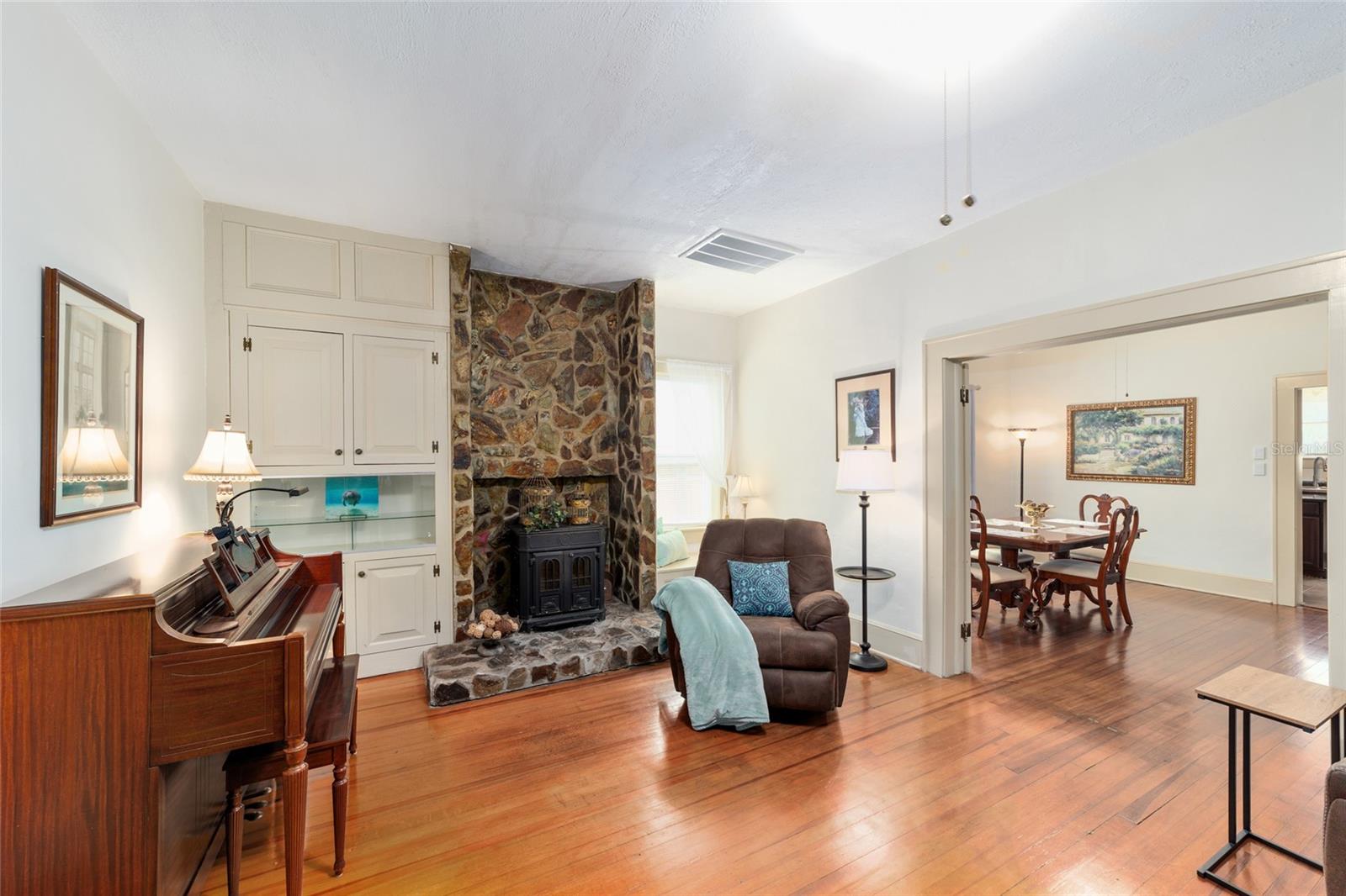 Image 24 of 51 For 20693 Walnut Street