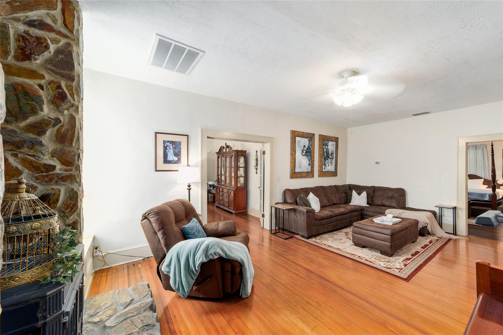 Image 25 of 51 For 20693 Walnut Street