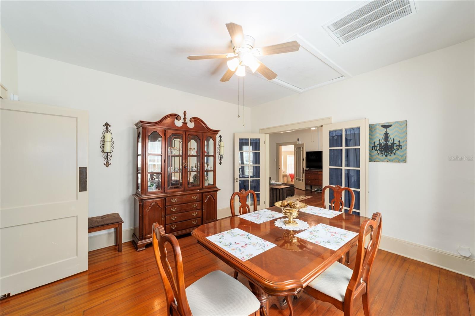 Image 26 of 51 For 20693 Walnut Street