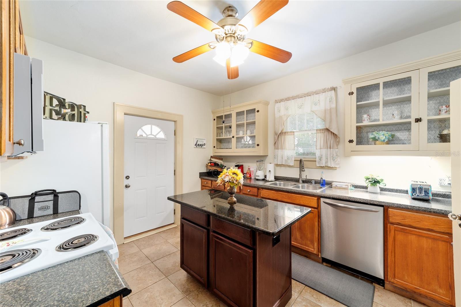 Image 27 of 51 For 20693 Walnut Street