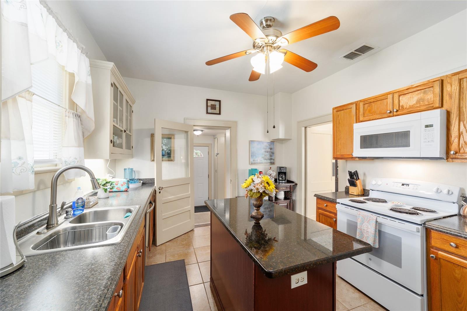 Image 28 of 51 For 20693 Walnut Street