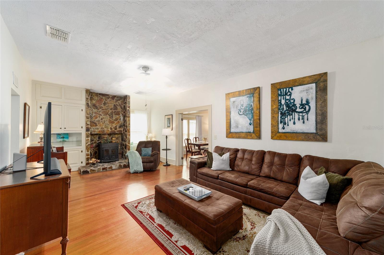 Image 4 of 51 For 20693 Walnut Street