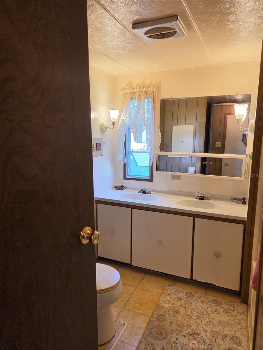 Listing photo id 9 for 17420 36th Lane