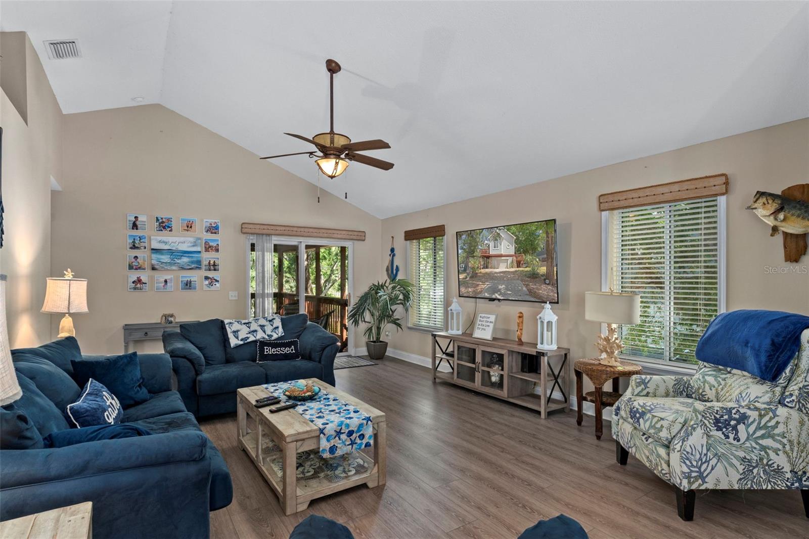 Listing photo id 2 for 6779 Pinebranch Point