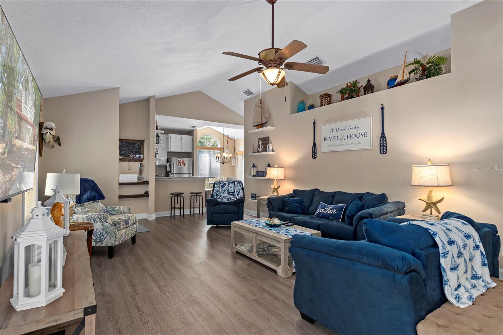 Listing photo id 3 for 6779 Pinebranch Point