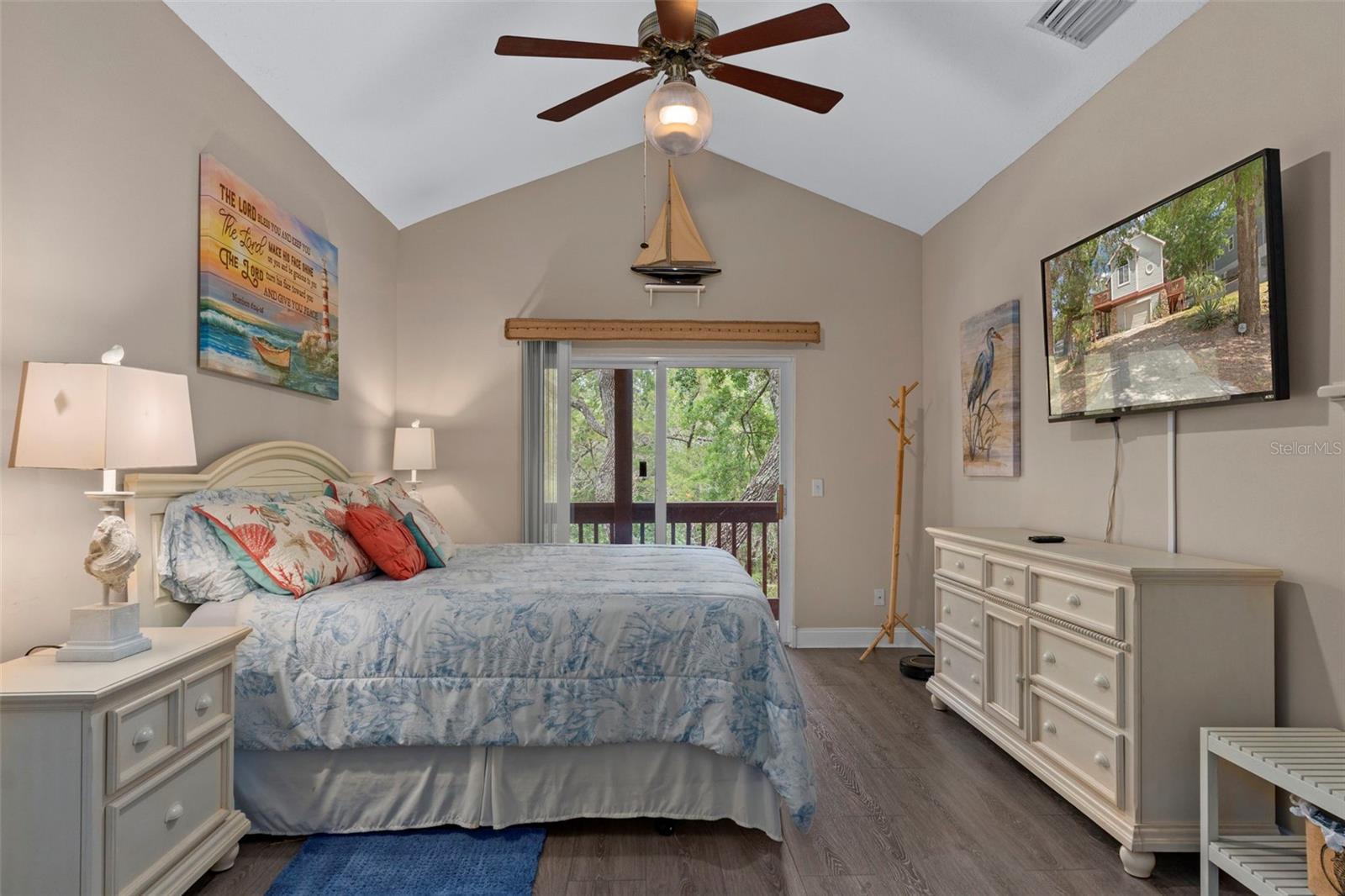 Listing photo id 7 for 6779 Pinebranch Point