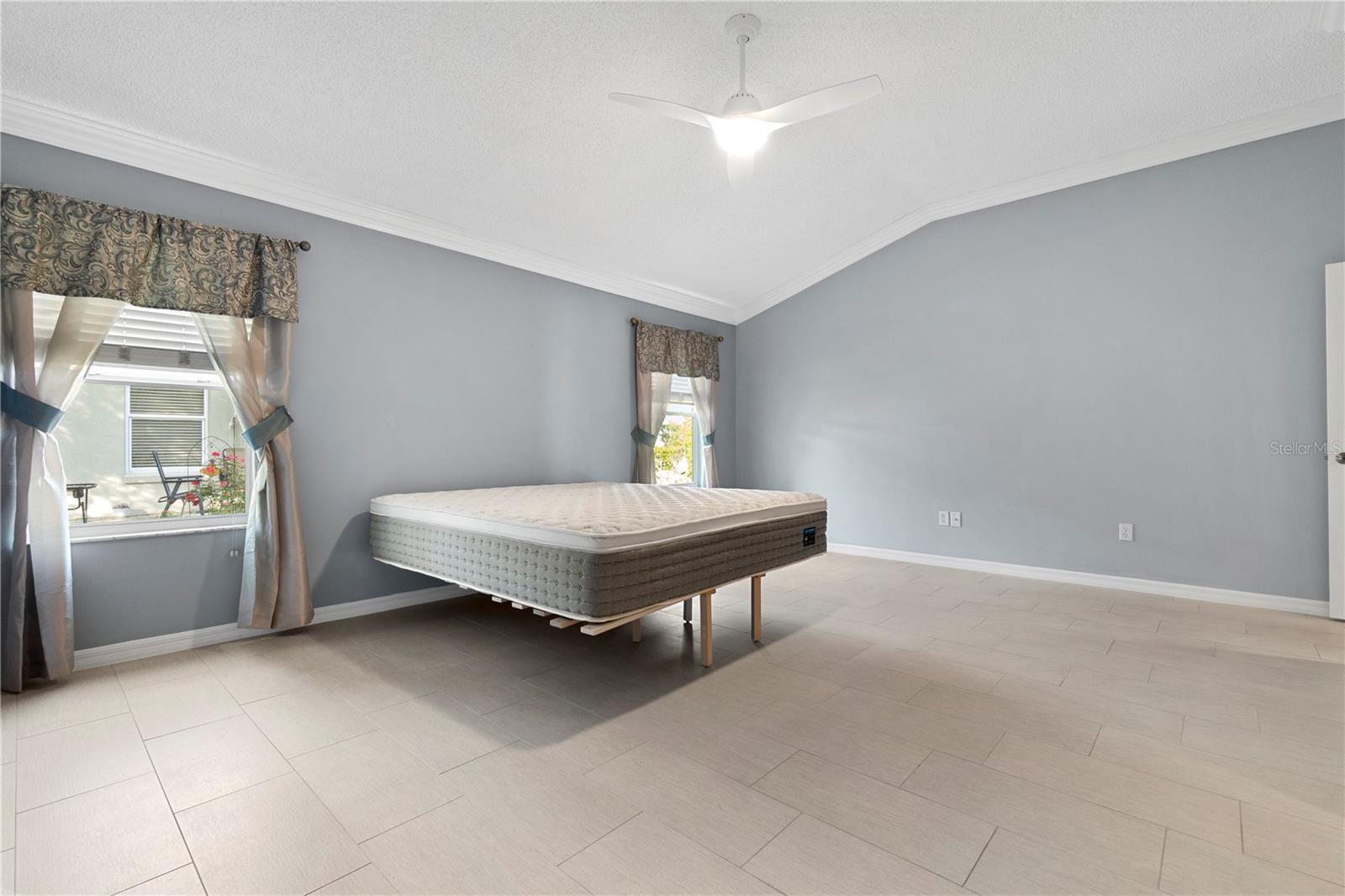 Image 21 of 45 For 589 Sherwood Street