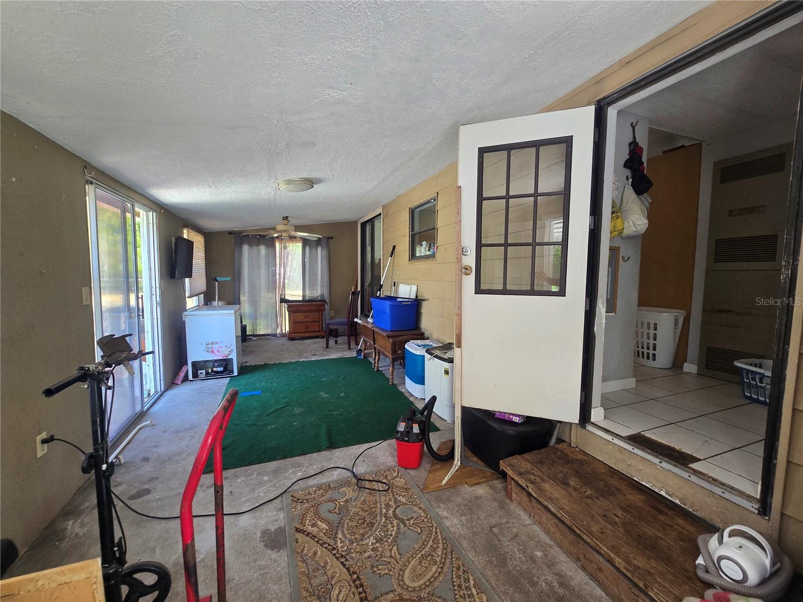 Listing photo id 21 for 1099 La Salle Street