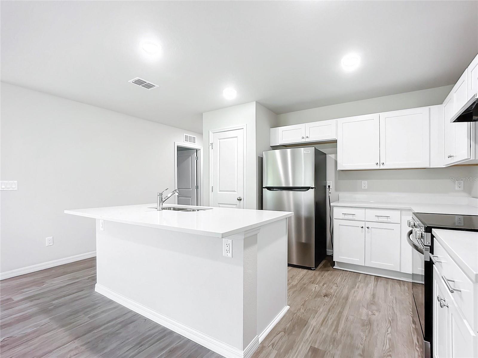 Image 3 of 9 For 13 Unique Court