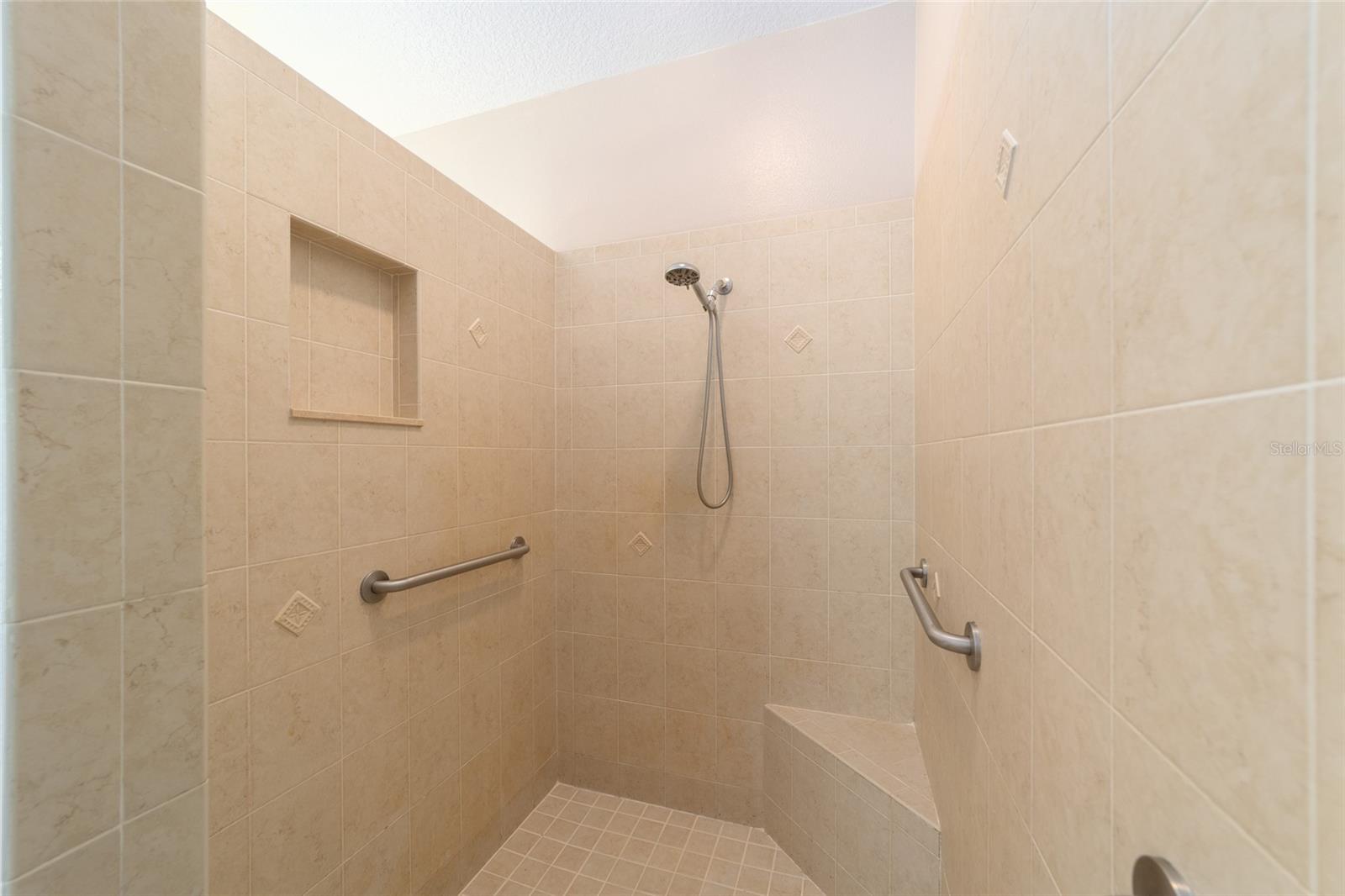 Image 46 of 82 For 4060 Kenvera Loop