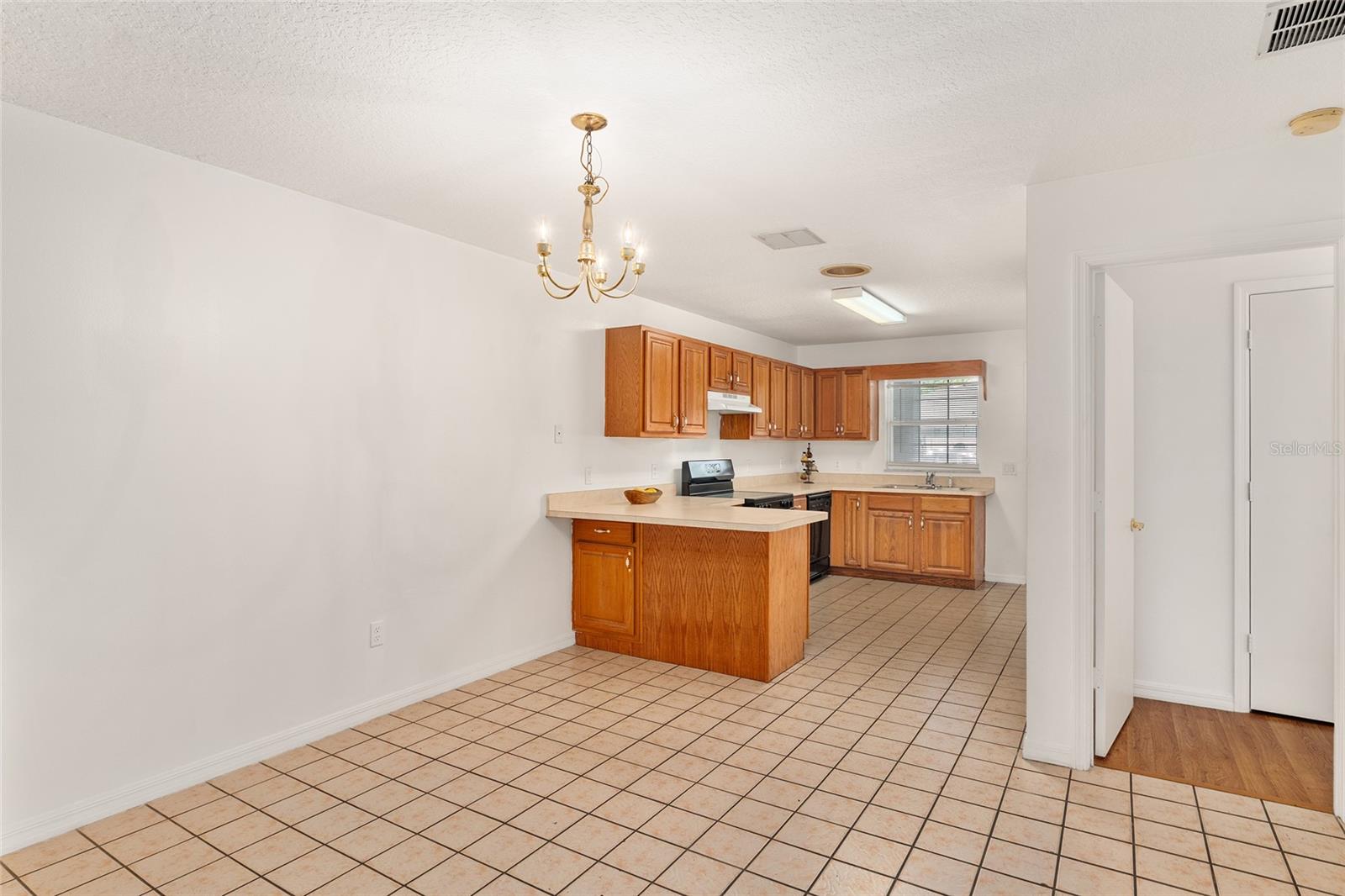 Image 7 of 21 For 11191 55th Avenue Road 401