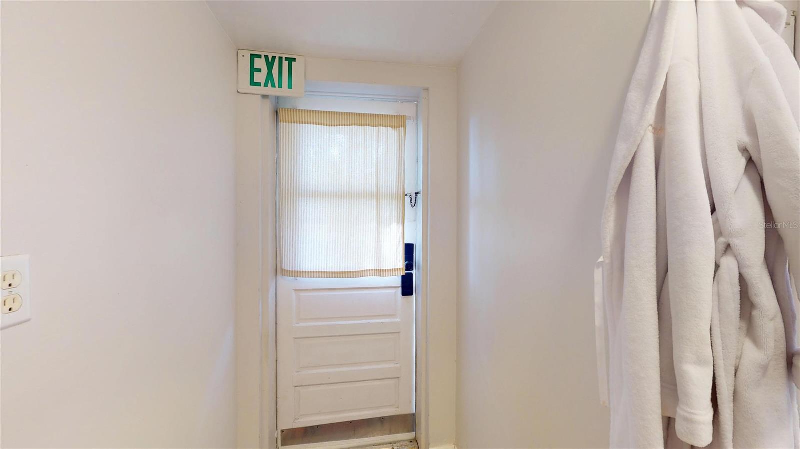 Image 19 of 47 For 121 Seminole Avenue