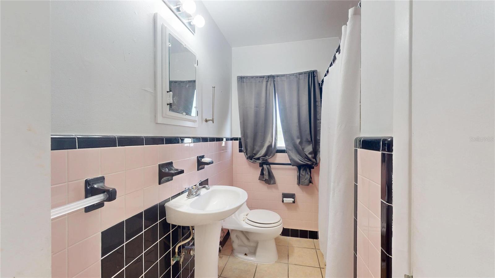 Image 25 of 47 For 121 Seminole Avenue