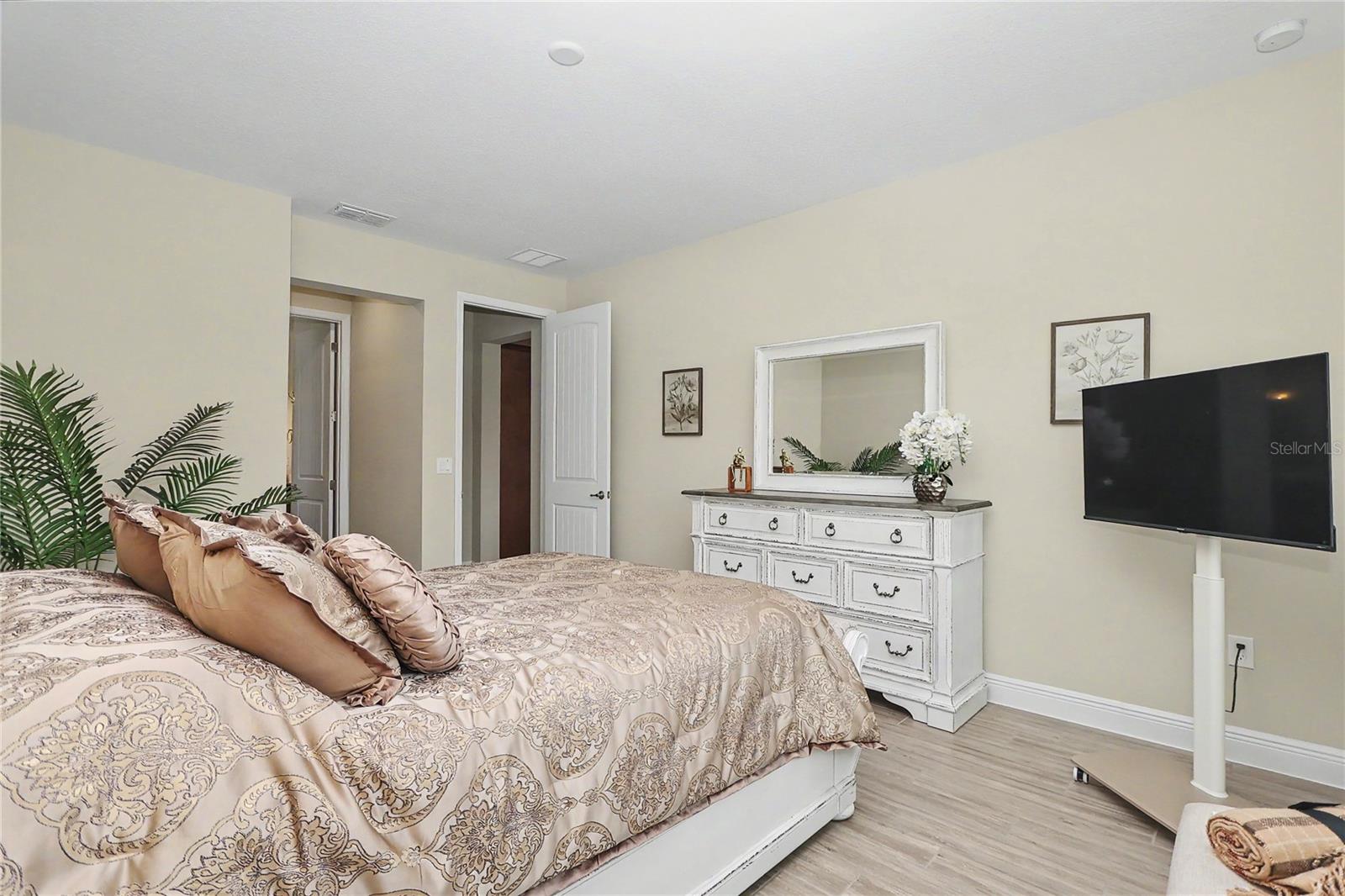 Image 17 of 47 For 9694 79th Loop