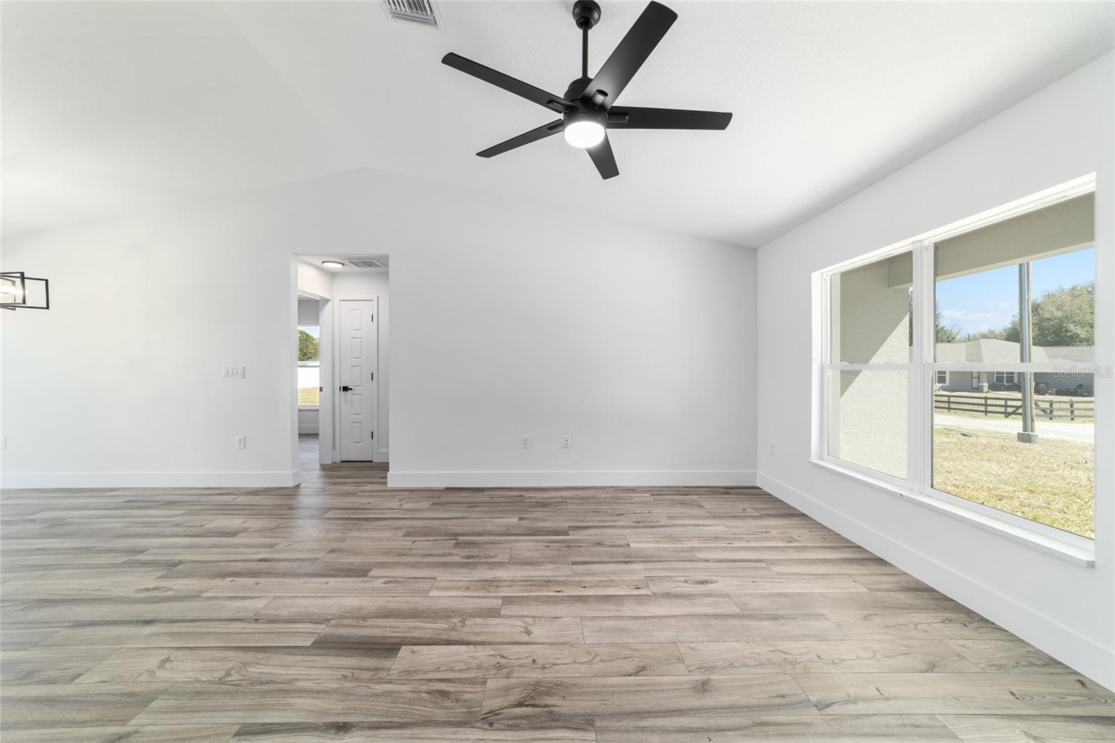 Image 13 of 31 For 13869 101 Street