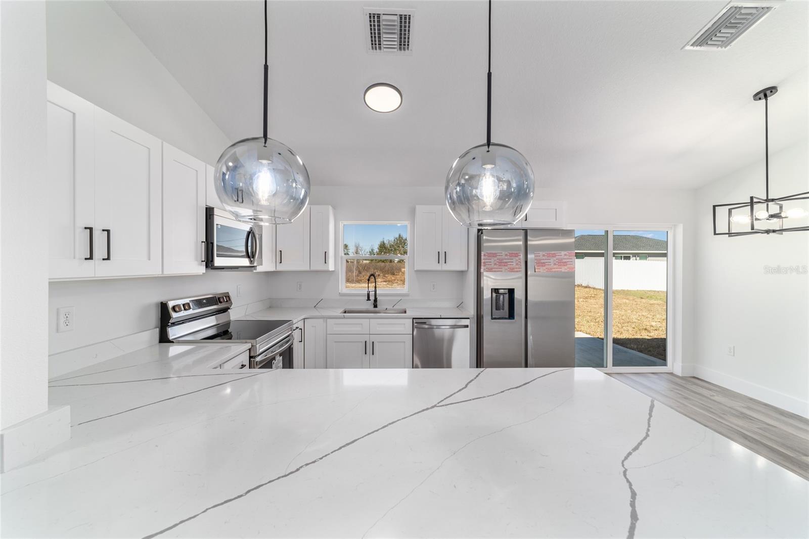 Image 22 of 31 For 13869 101 Street