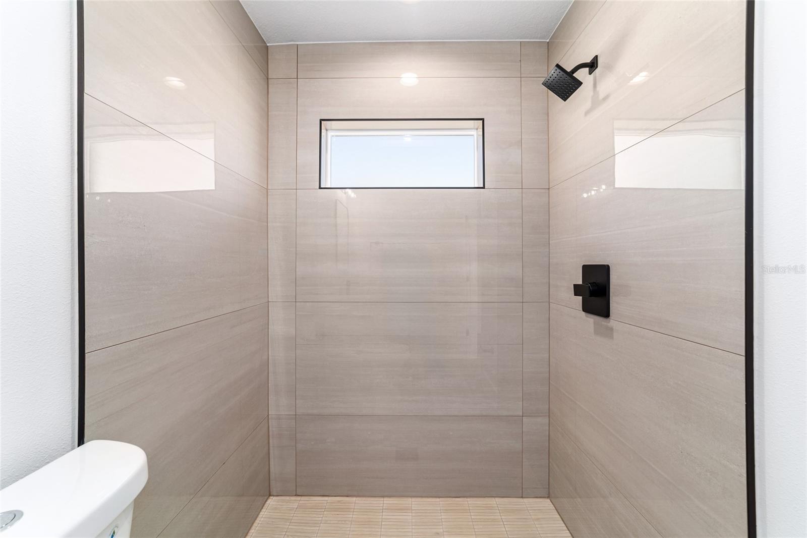 Image 21 of 31 For 13873 101 Street