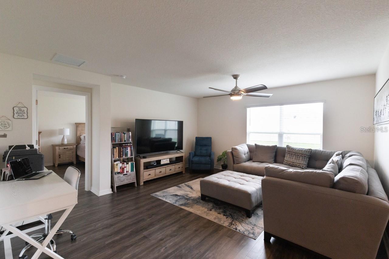 Listing photo id 14 for 8687 49  