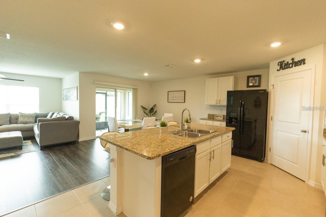 Listing photo id 3 for 8687 49  