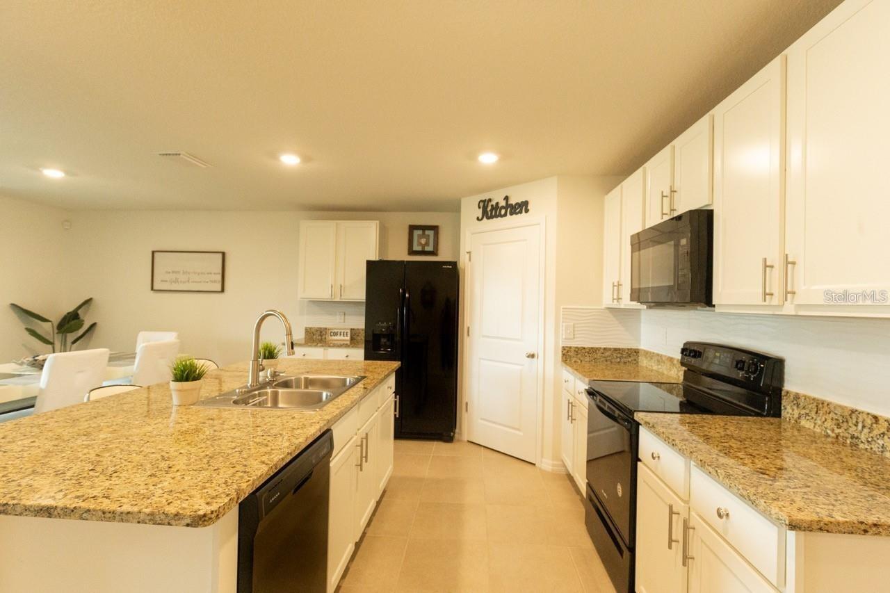Listing photo id 4 for 8687 49  