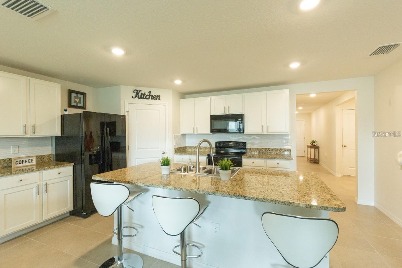 Listing photo id 6 for 8687 49  