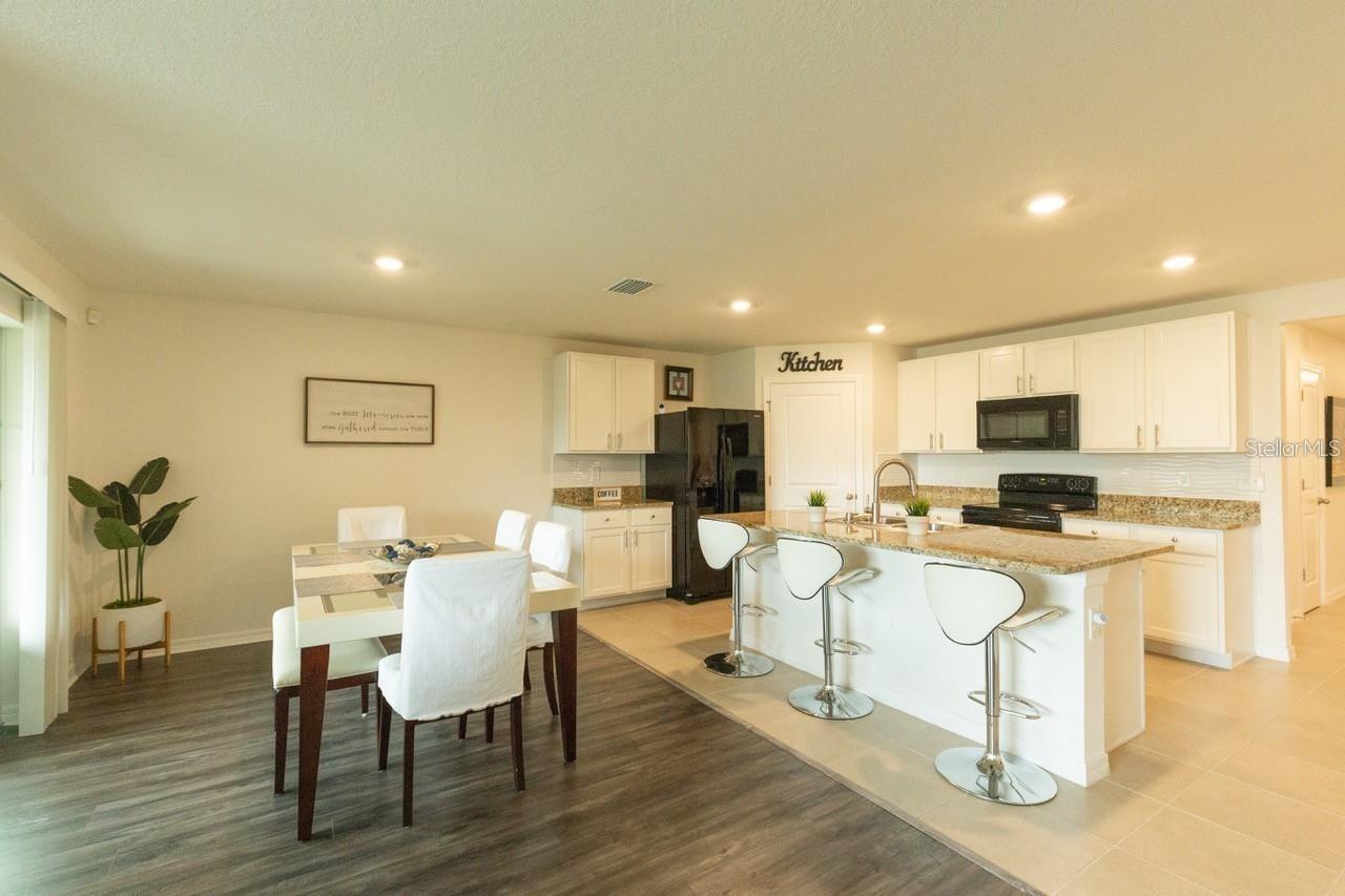 Listing photo id 7 for 8687 49  