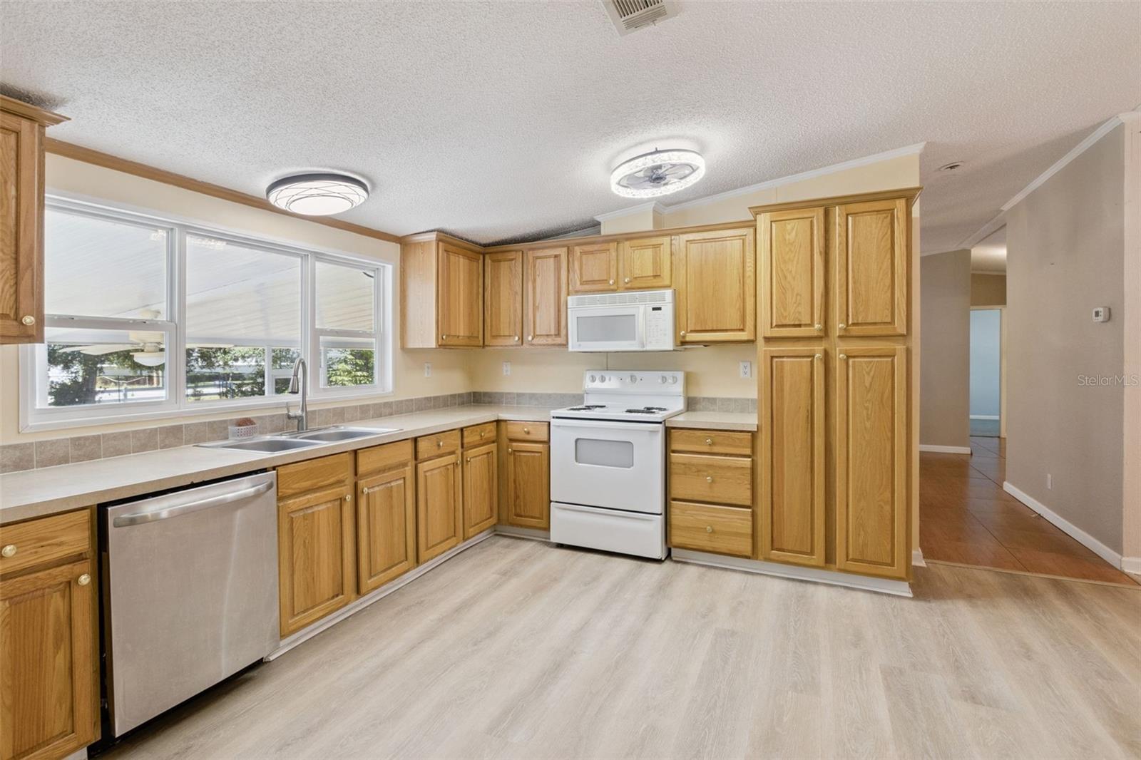 Image 24 of 67 For 575 Lindsey Drive