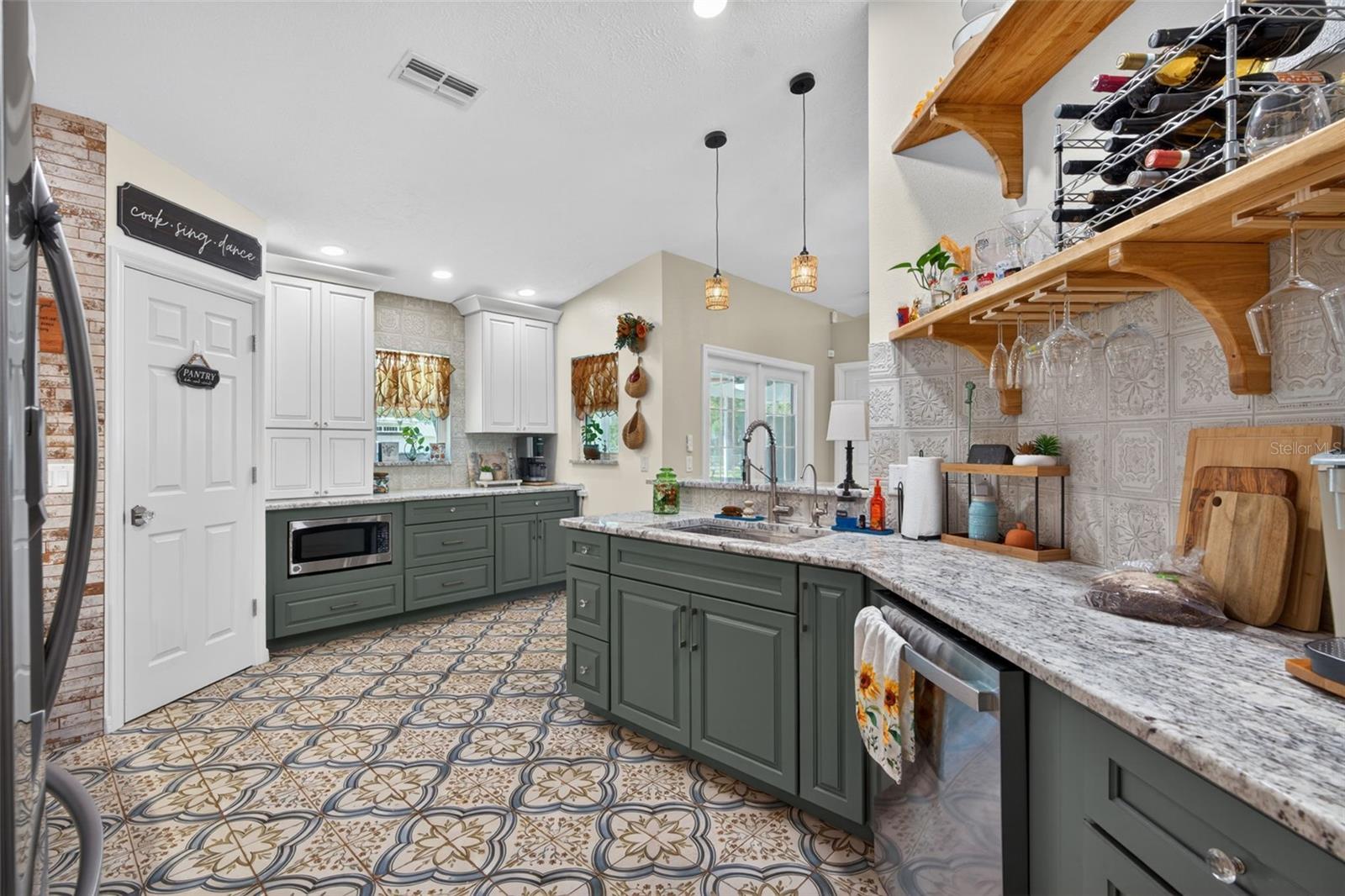 Image 22 of 49 For 3070 Laurel Street