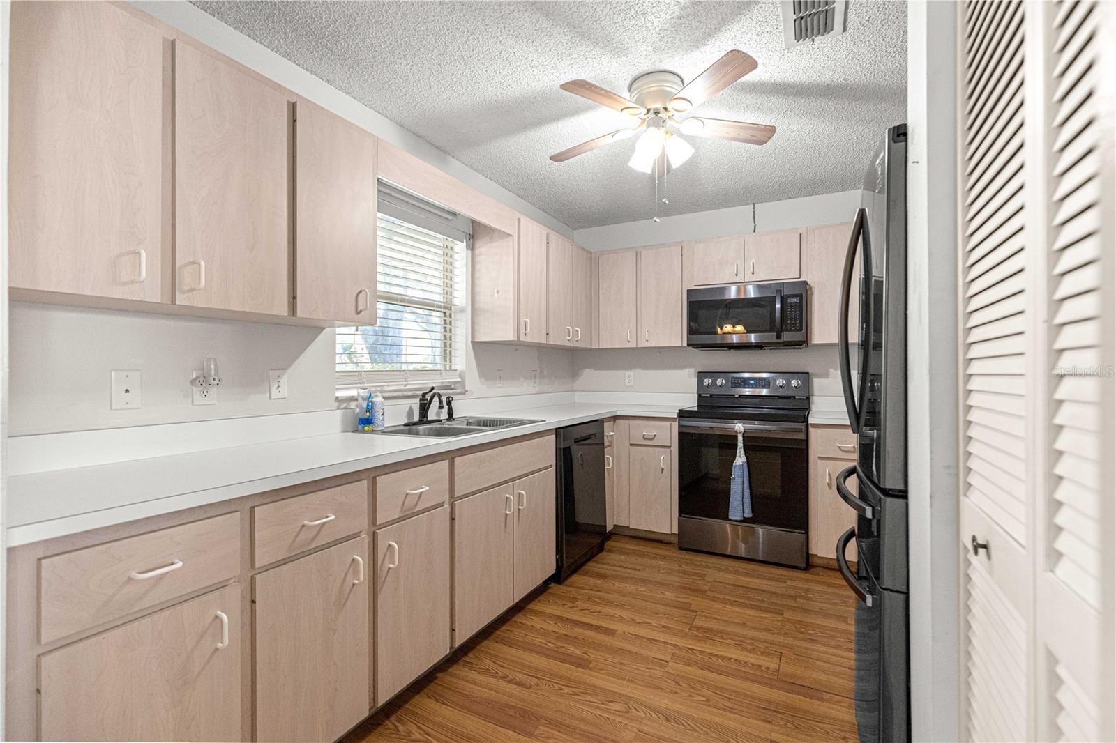 Image 11 of 30 For 9728 94th Court B