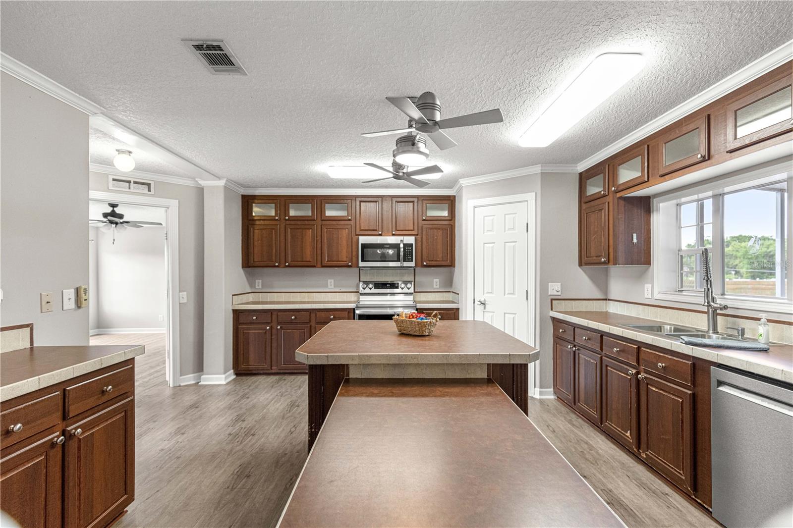 Image 13 of 51 For 15090 103rd Avenue