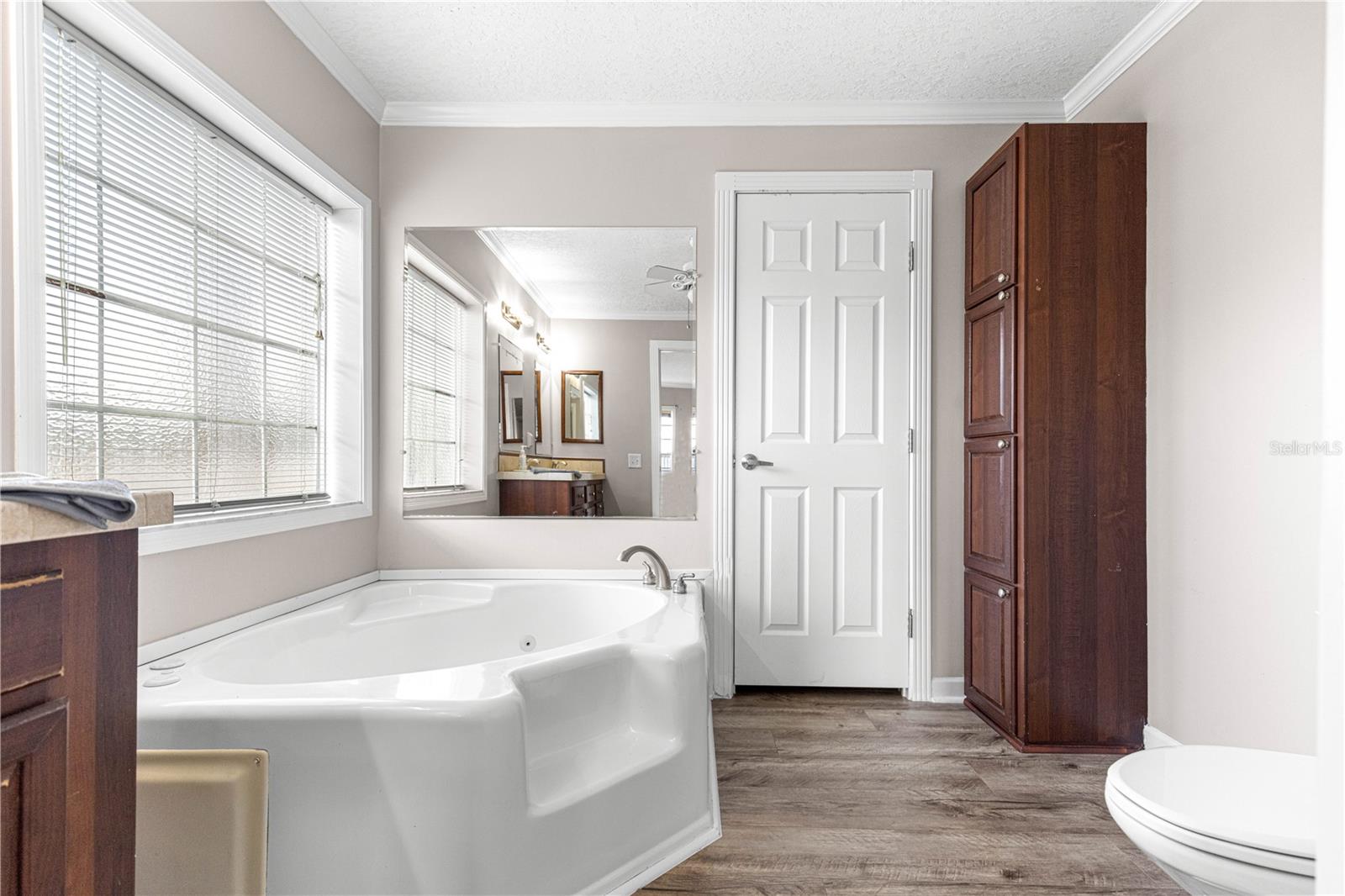 Image 23 of 51 For 15090 103rd Avenue