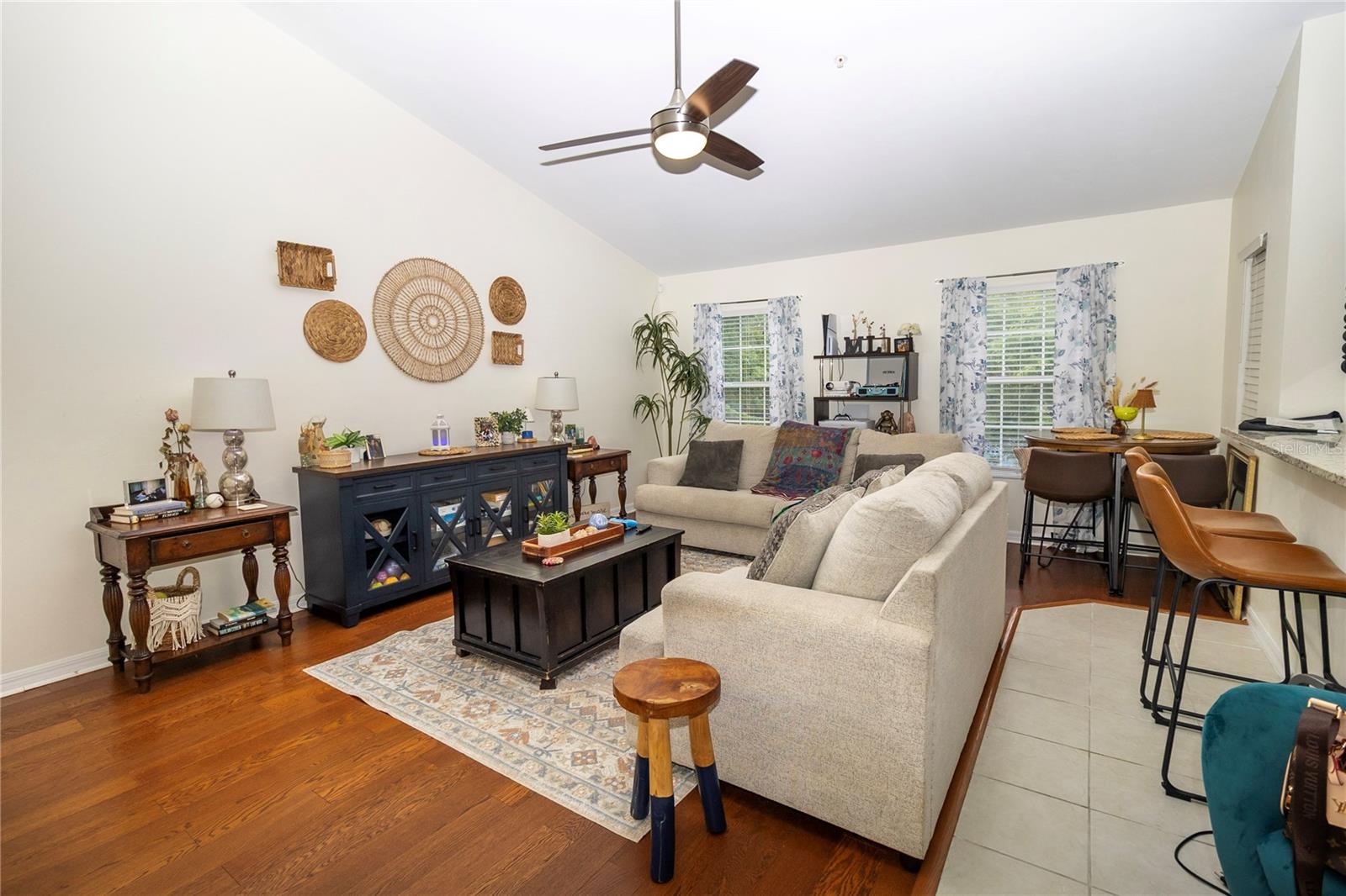 Listing photo id 3 for 4215 31st Drive 201