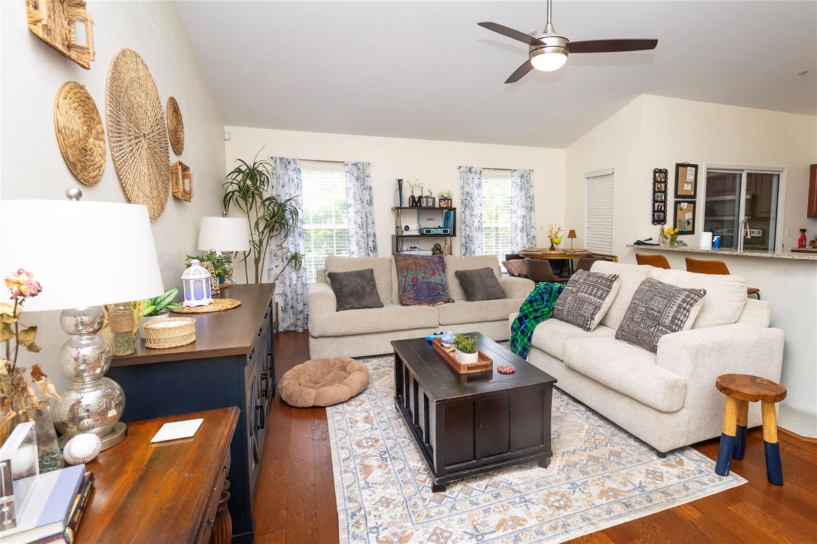 Listing photo id 4 for 4215 31st Drive 201