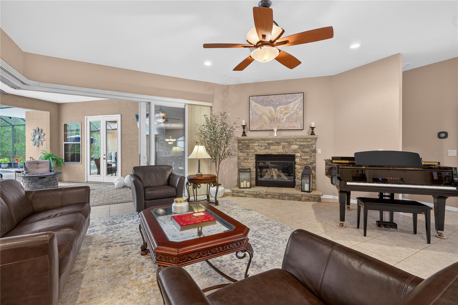 Listing photo id 16 for 4052 Mayan Drive