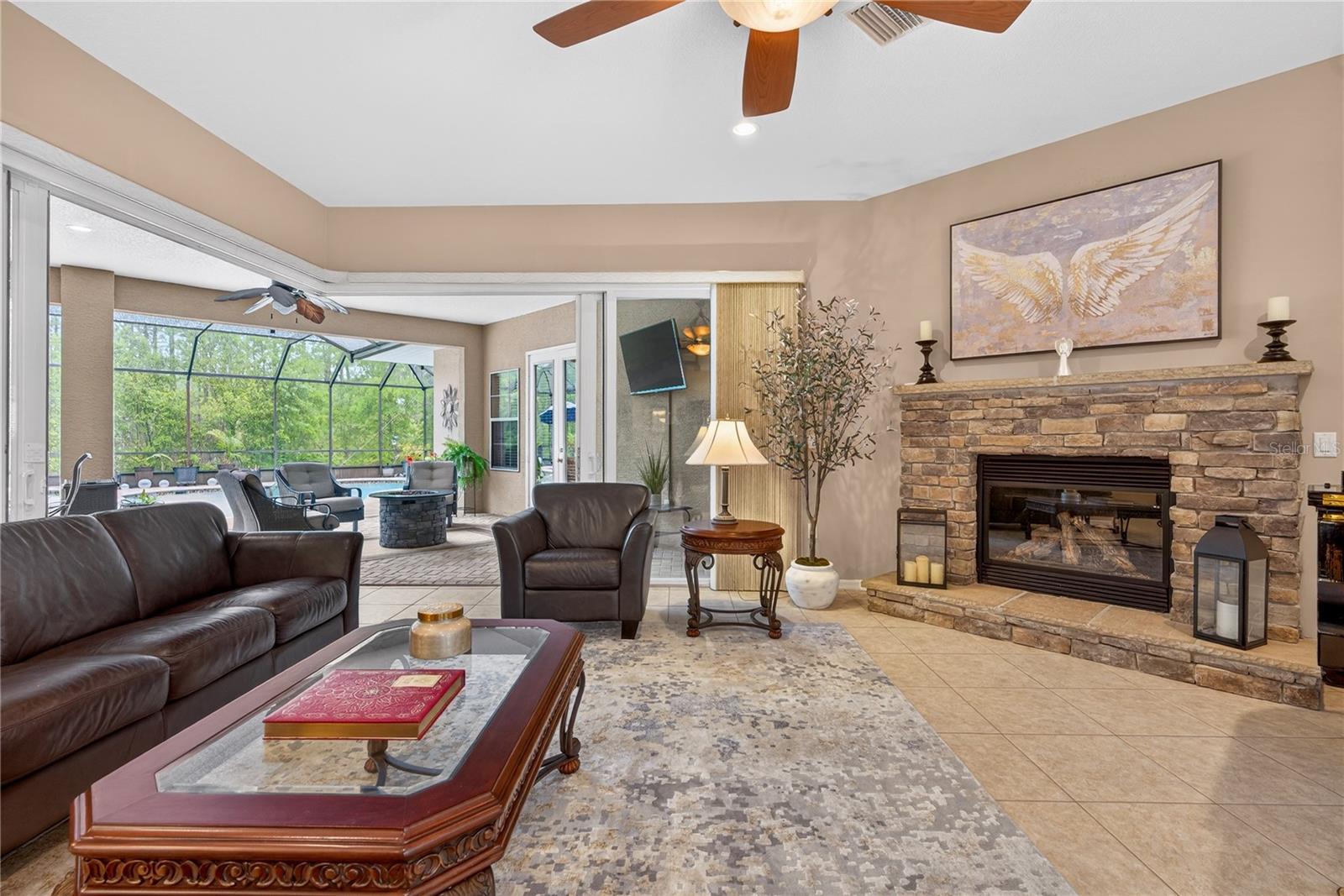 Listing photo id 17 for 4052 Mayan Drive