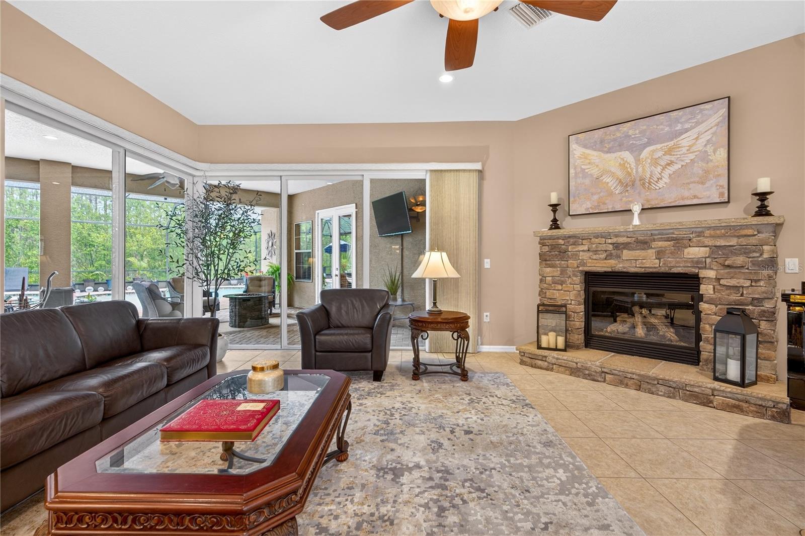 Listing photo id 18 for 4052 Mayan Drive