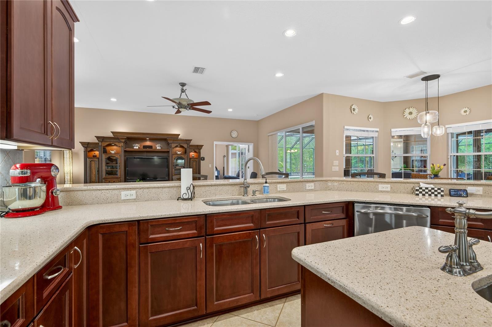 Listing photo id 24 for 4052 Mayan Drive