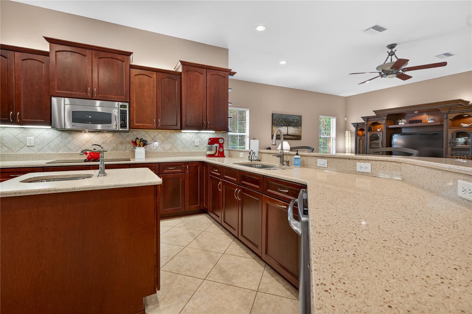 Listing photo id 26 for 4052 Mayan Drive