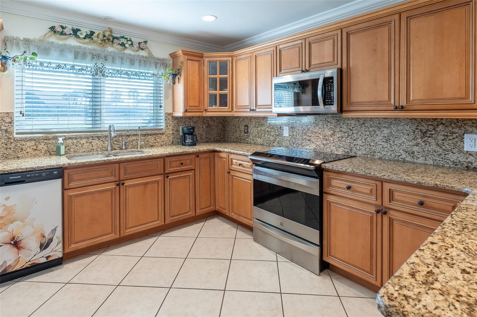 Image 7 of 39 For 8611 65th Avenue Road