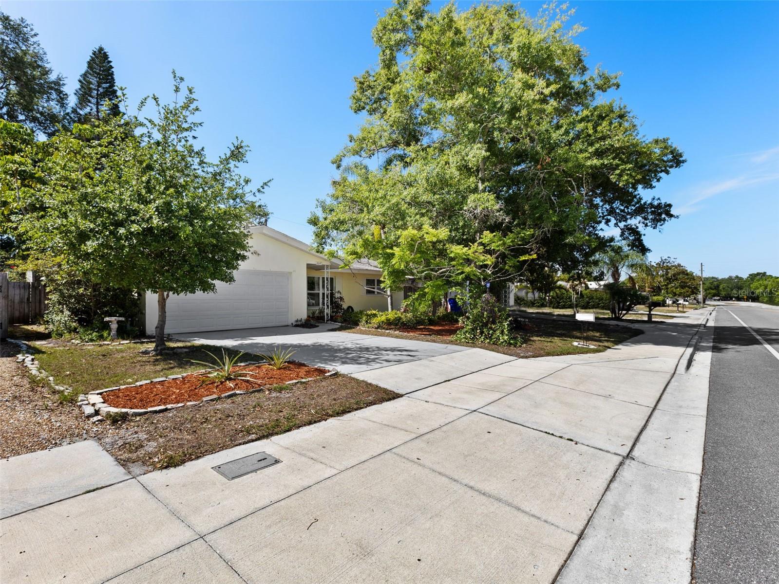 Image 11 of 25 For 2047 Greenbriar Boulevard