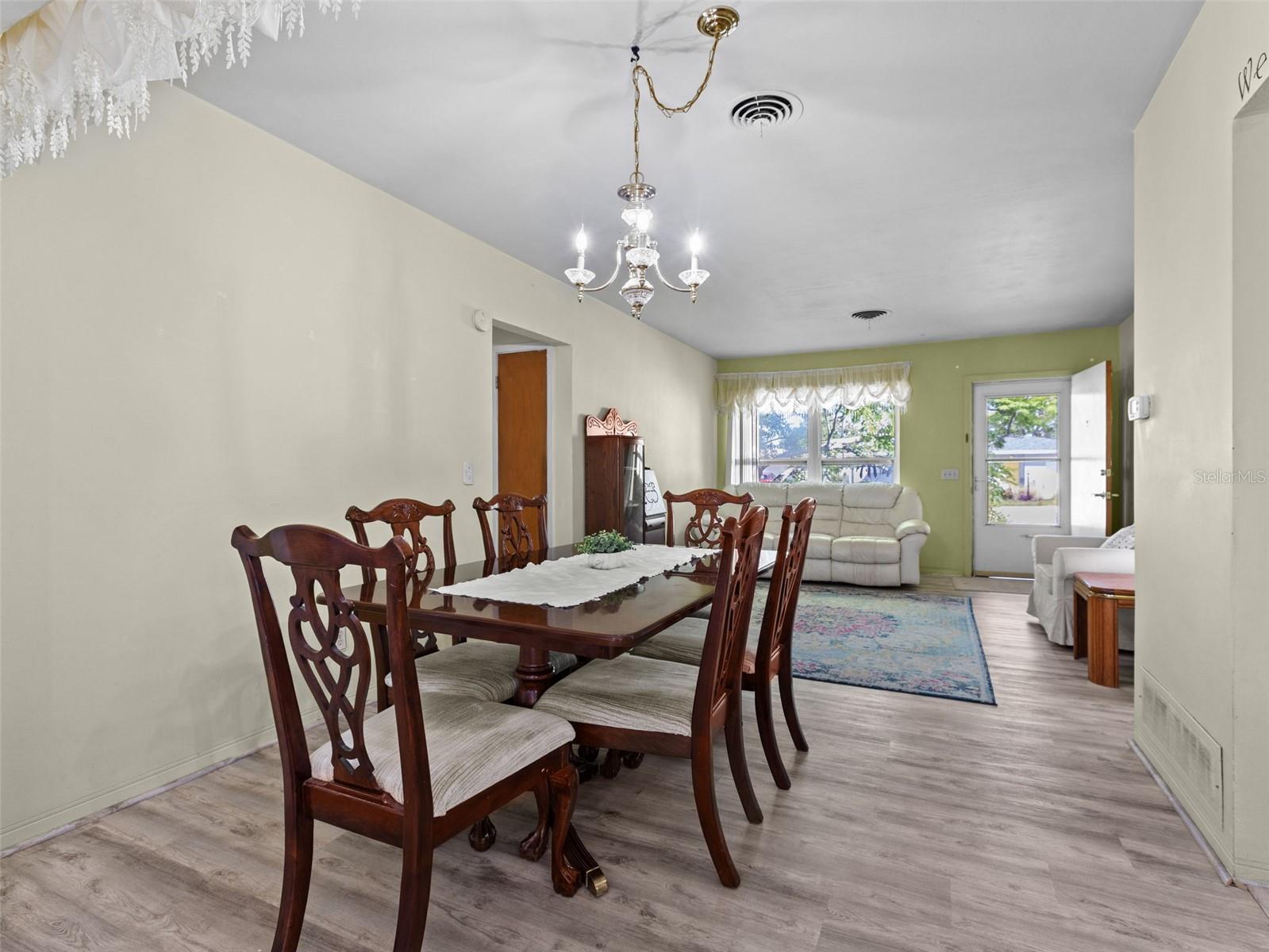 Image 13 of 25 For 2047 Greenbriar Boulevard